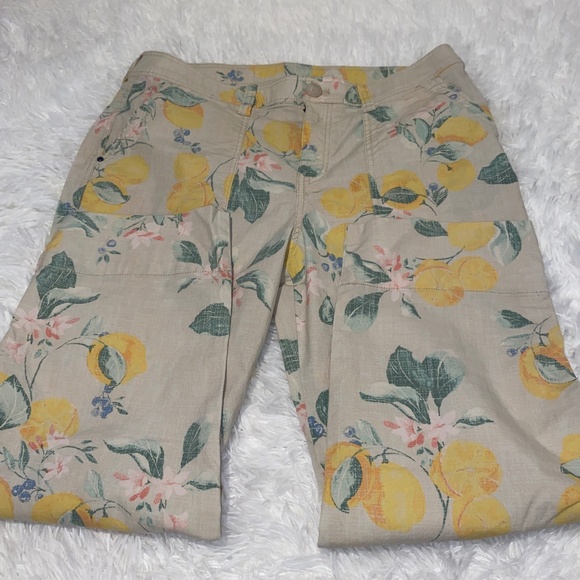 Chico cargo style capri lemon pattern with roll up option - Picture 4 of 11